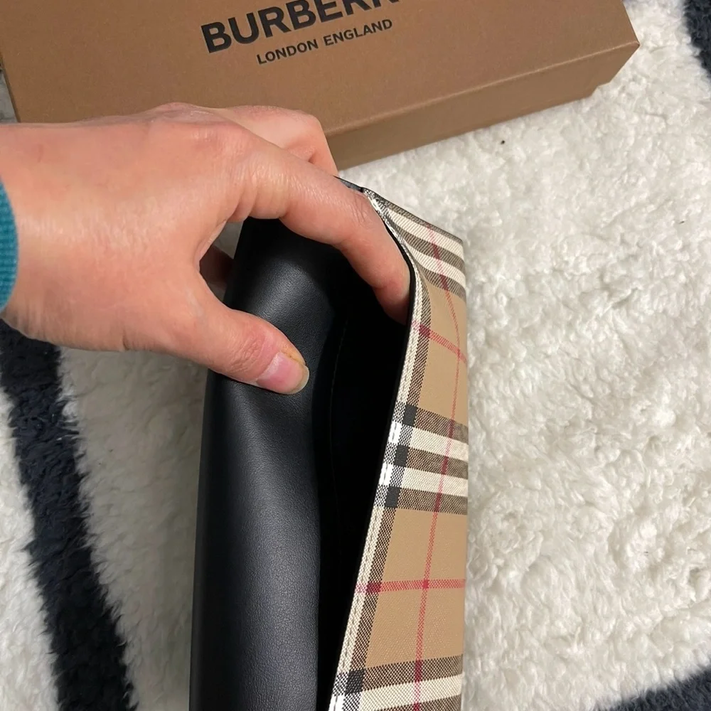 Brand New in box Beautiful BURBERRY Ladies Wallet !!! - Picture 7 of 11